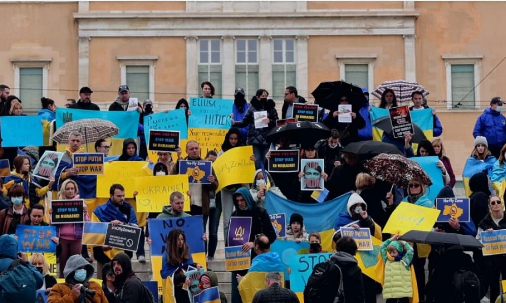 Πόλεμος - Ουκρανία: Συγκέντρωση διαμαρτυρίας στο Σύνταγμα - «Σταματήστε τον Πούτιν» (Εικόνες)